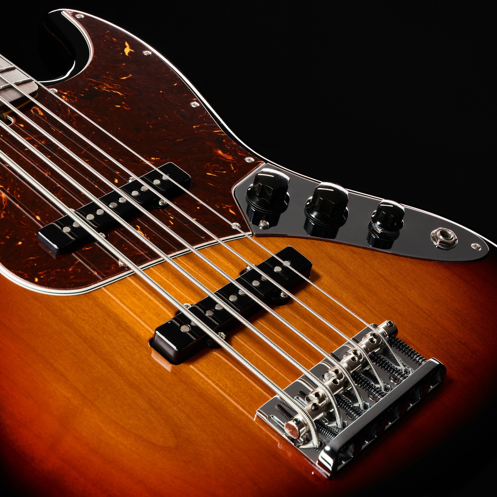 Detailansicht von Steg und Tonabnehmer des Fender AM Pro II Jazz Bass V RW 3TSB