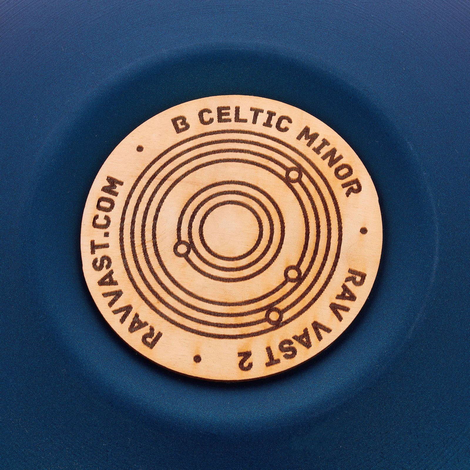 Detailansicht der RAV Labs Vast2 B/H Celtic Minor Zungentrommel in Handpan-Optik