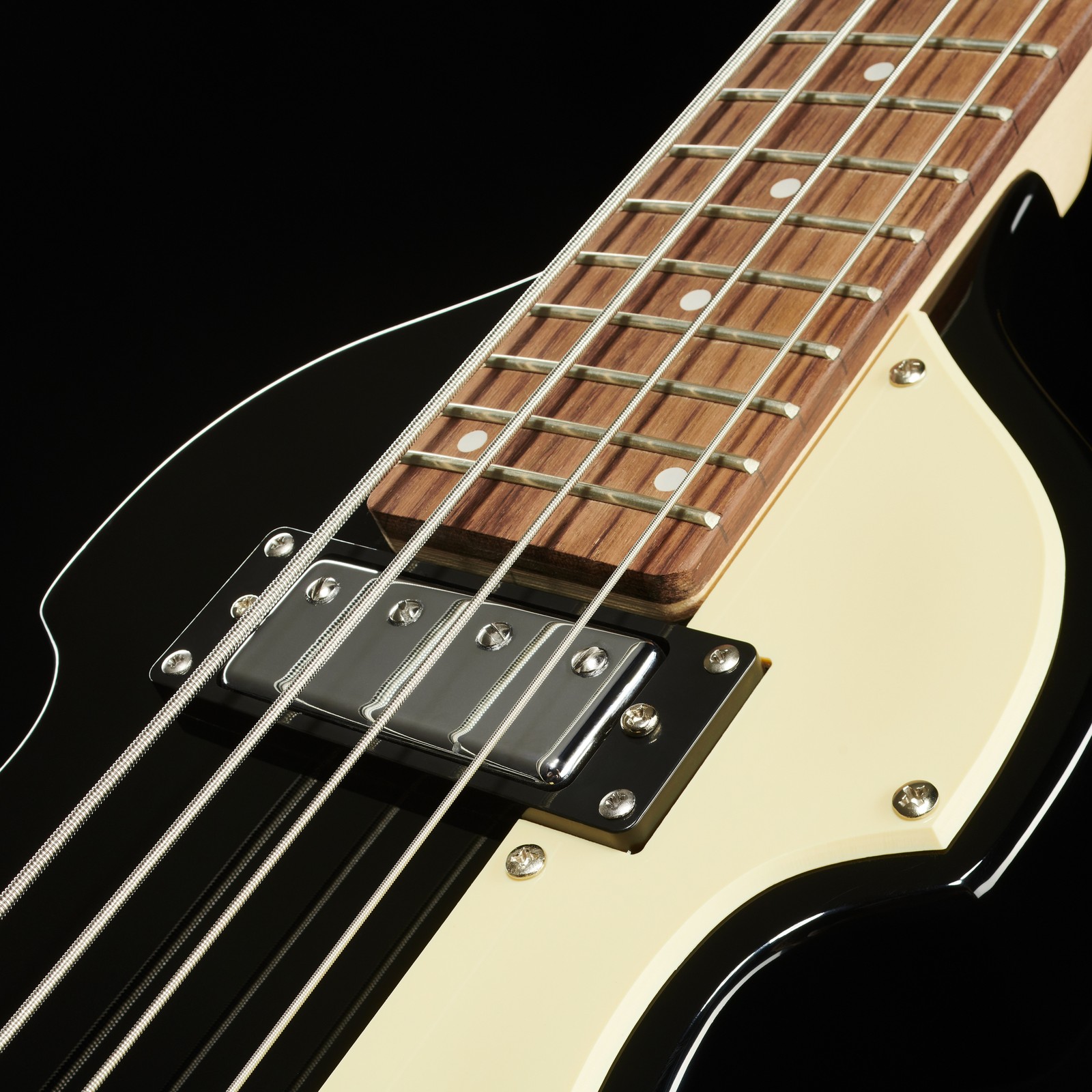 Höfner Shorty Violin Bass with mahogany body and humbucker