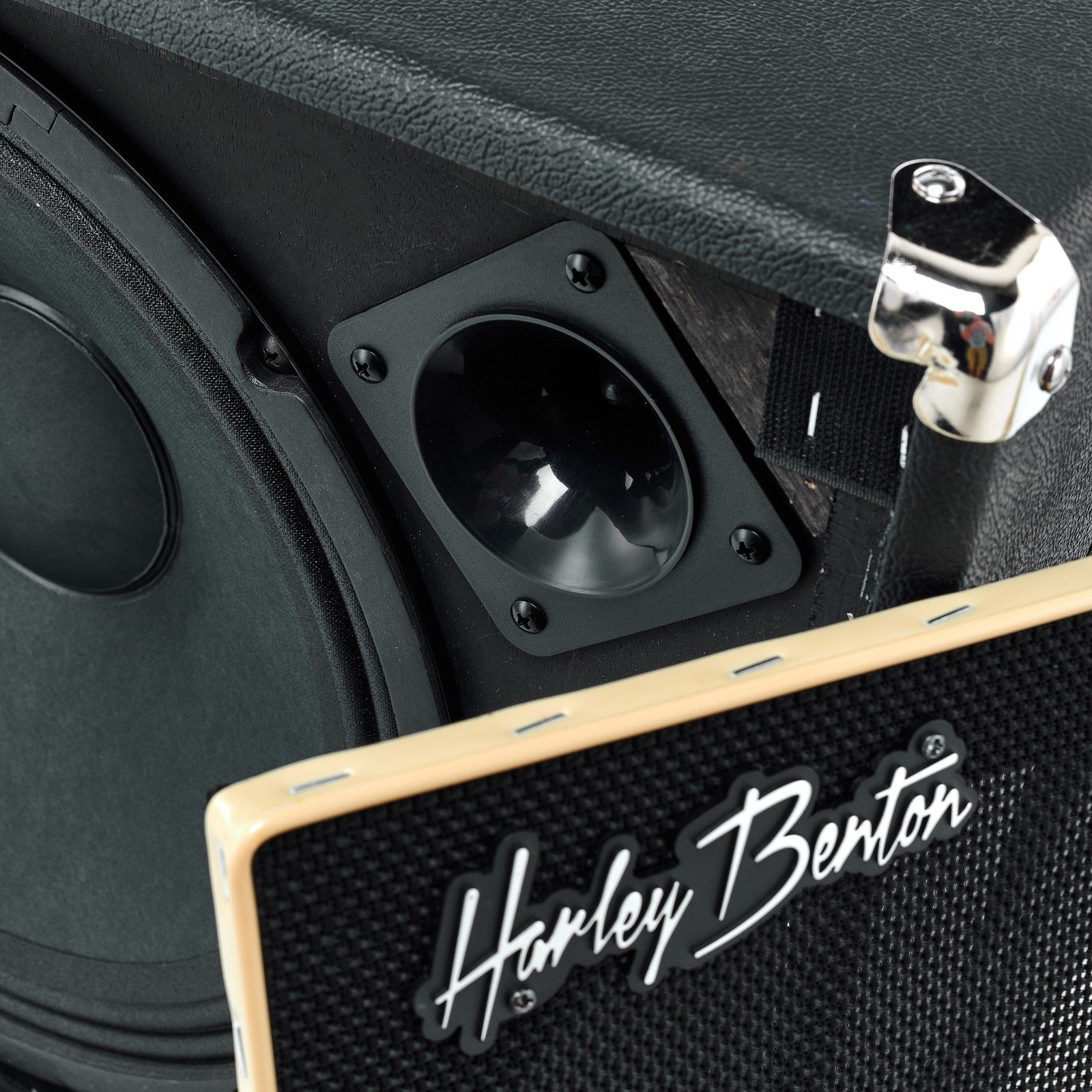 Harley Benton SolidBass 115T sans son revêtement de façade de style britannique