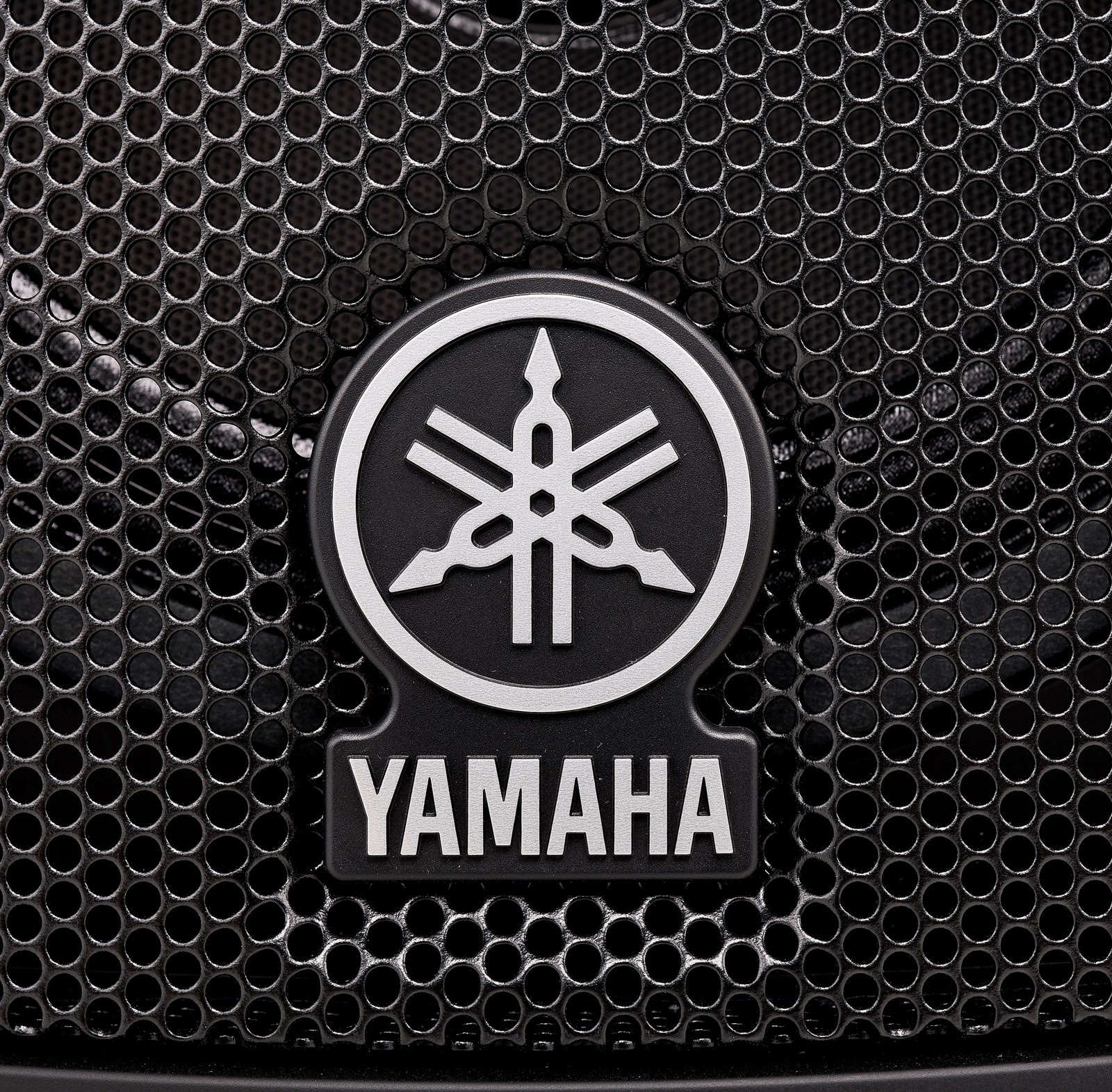 Yamaha Logo am Stagepas 400BT Mini-PA System mit Bluetooth-Funktion
