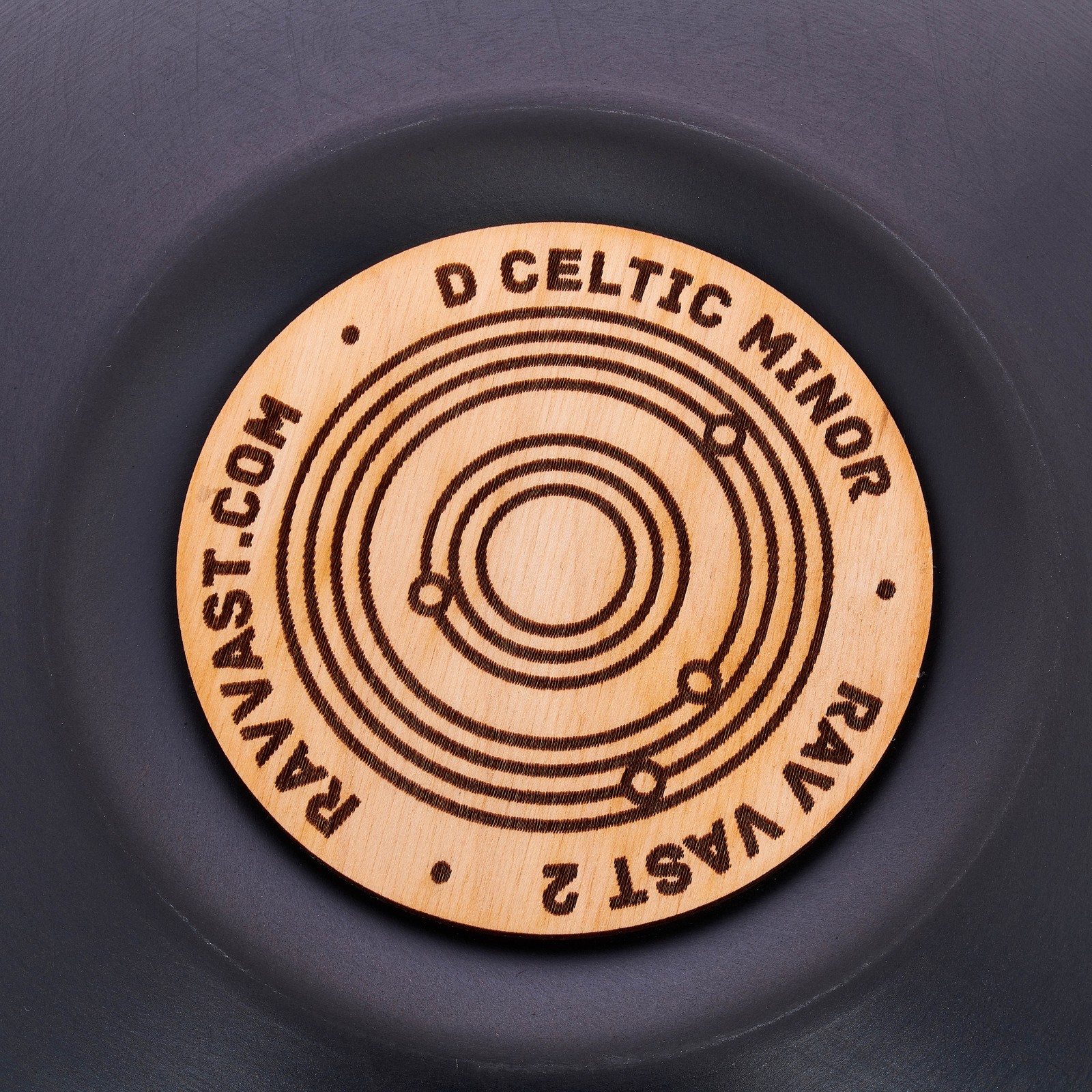 Detailansicht der RAV Labs Vast D Celtic Minor Zungentrommel in Handpan-Optik