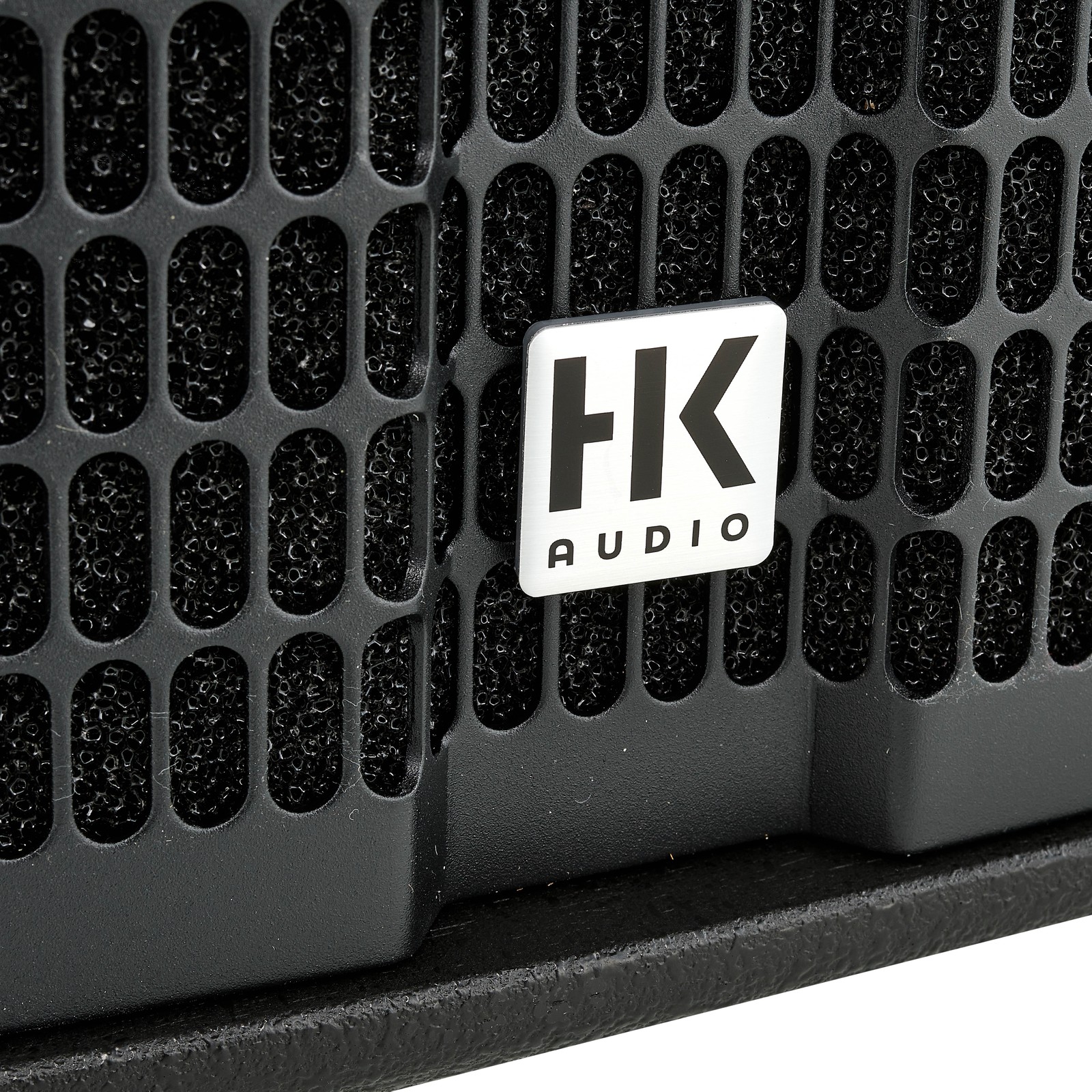 Frontgitter der HK Audio Linear 5 MKII 112 XA mit Herstellerlogo