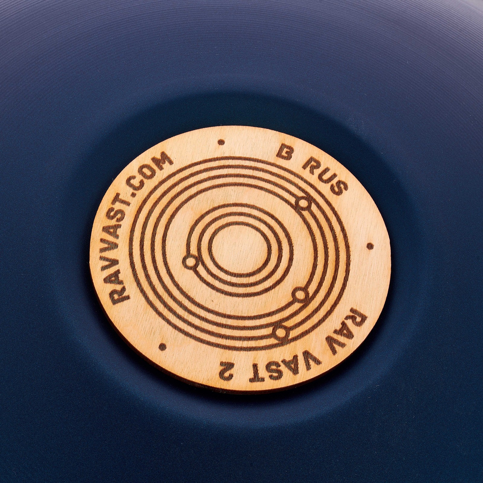 Detailansicht der RAV Labs Vast2 B Rus Zungentrommel in Handpan-Optik