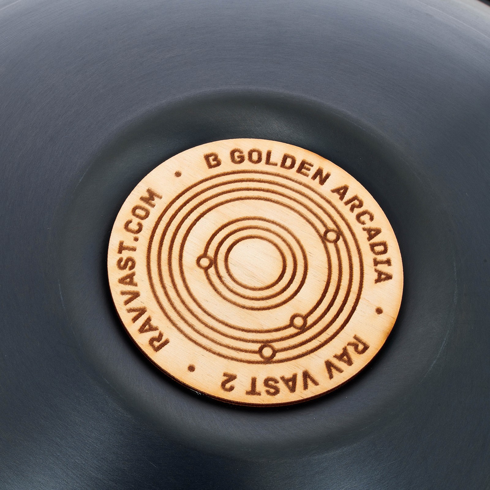 Detailansicht der RAV Labs Vast B/H Golden Arcadia 2 Zungentrommel in Handpan-Optik 