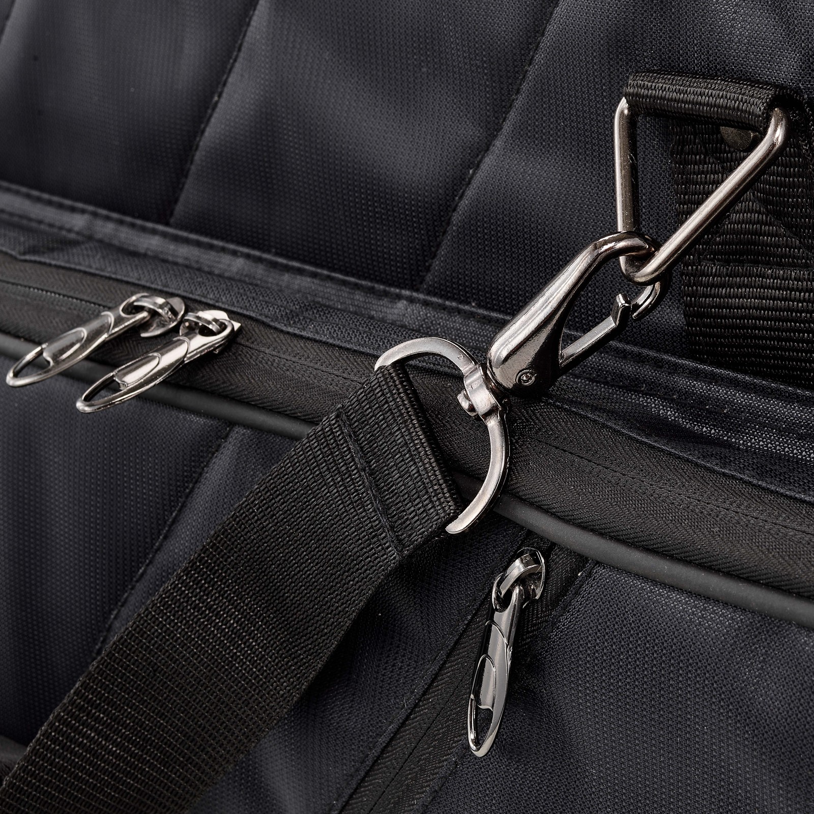 Karabinerhaken an dem Thomann Voyager Keyboard Genos Wheels Gigbag