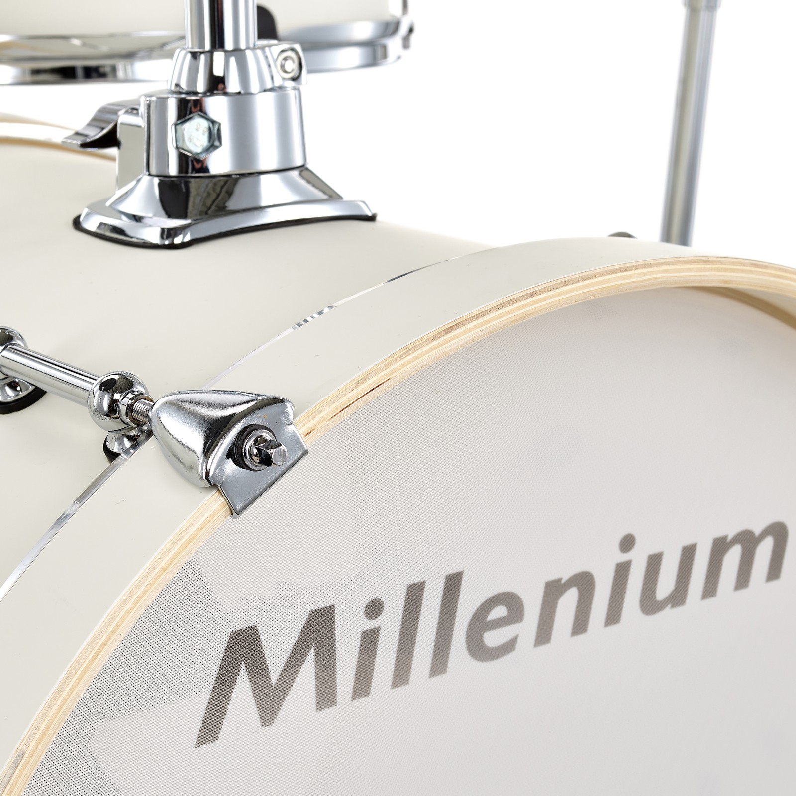 Logo du fabricant sur la peau maillée de la grosse caisse du MPS-1000 de Millenium