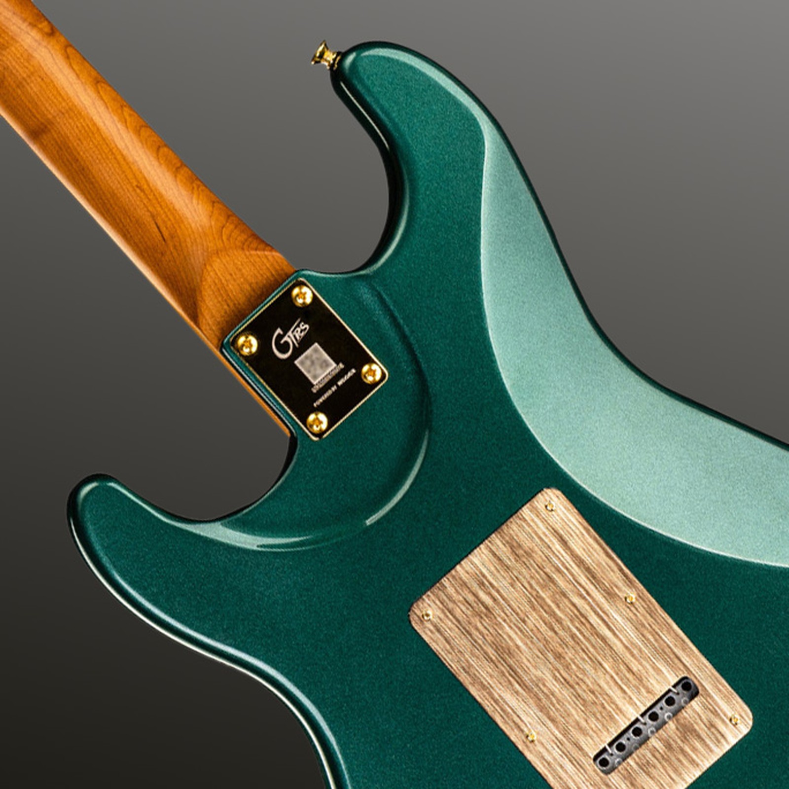 Mooer GTRS Guitars Standard 900 W RG desde atrás con una vista del mástil atornillado