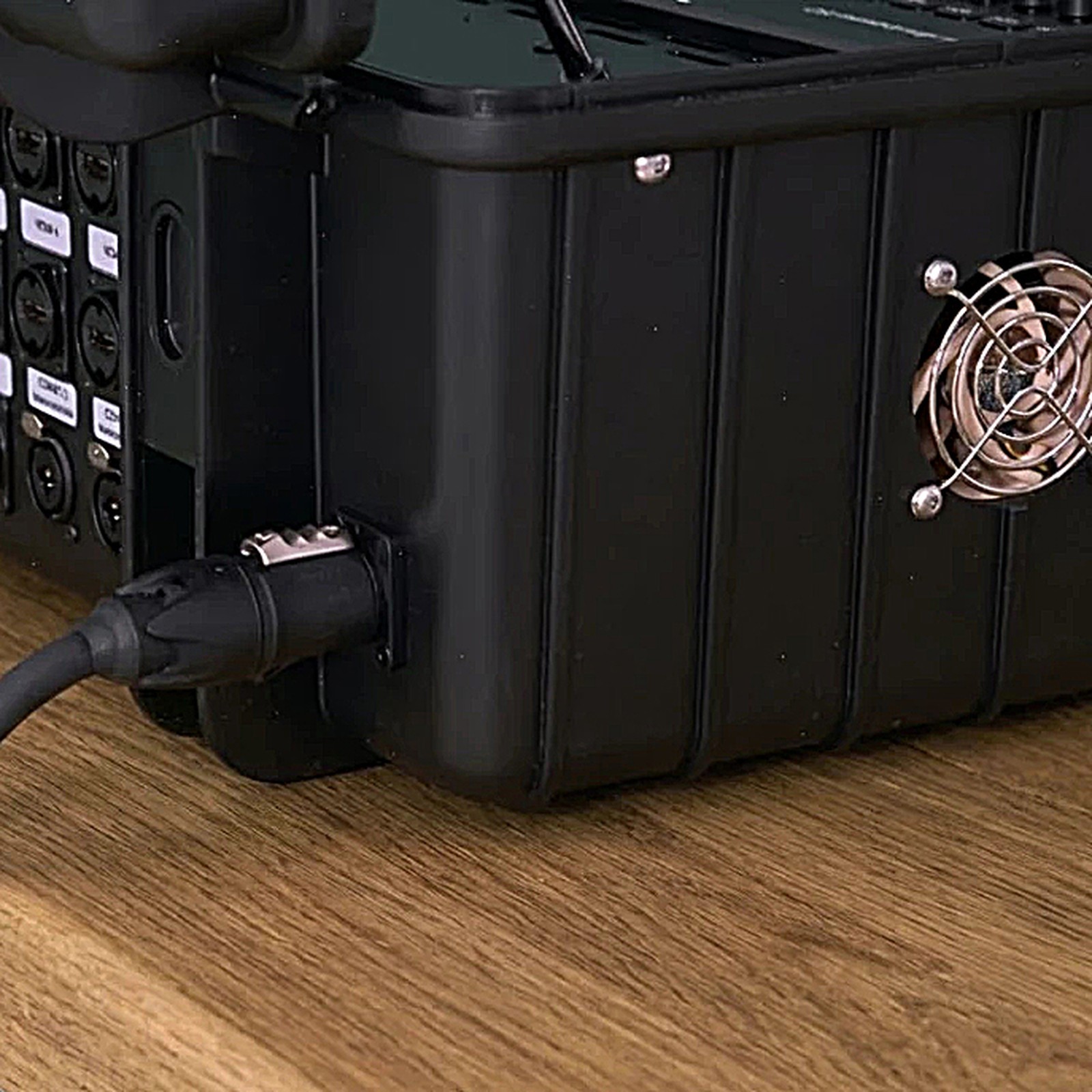 Anschlüsse und Lüfter des BSS Case für ATEM Extreme G2