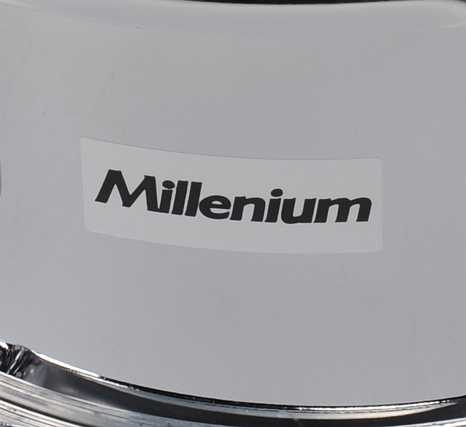 Millenium Logo an der SD105 10"x05" Stahl Snaredrum