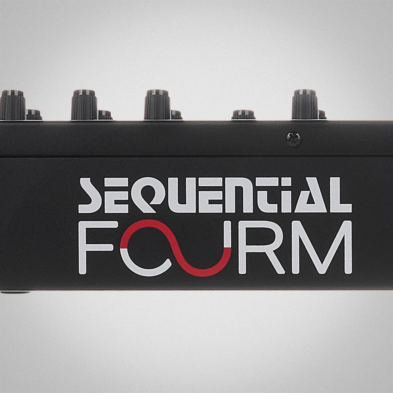 Sequential Fourm, Logo auf der Rückseite