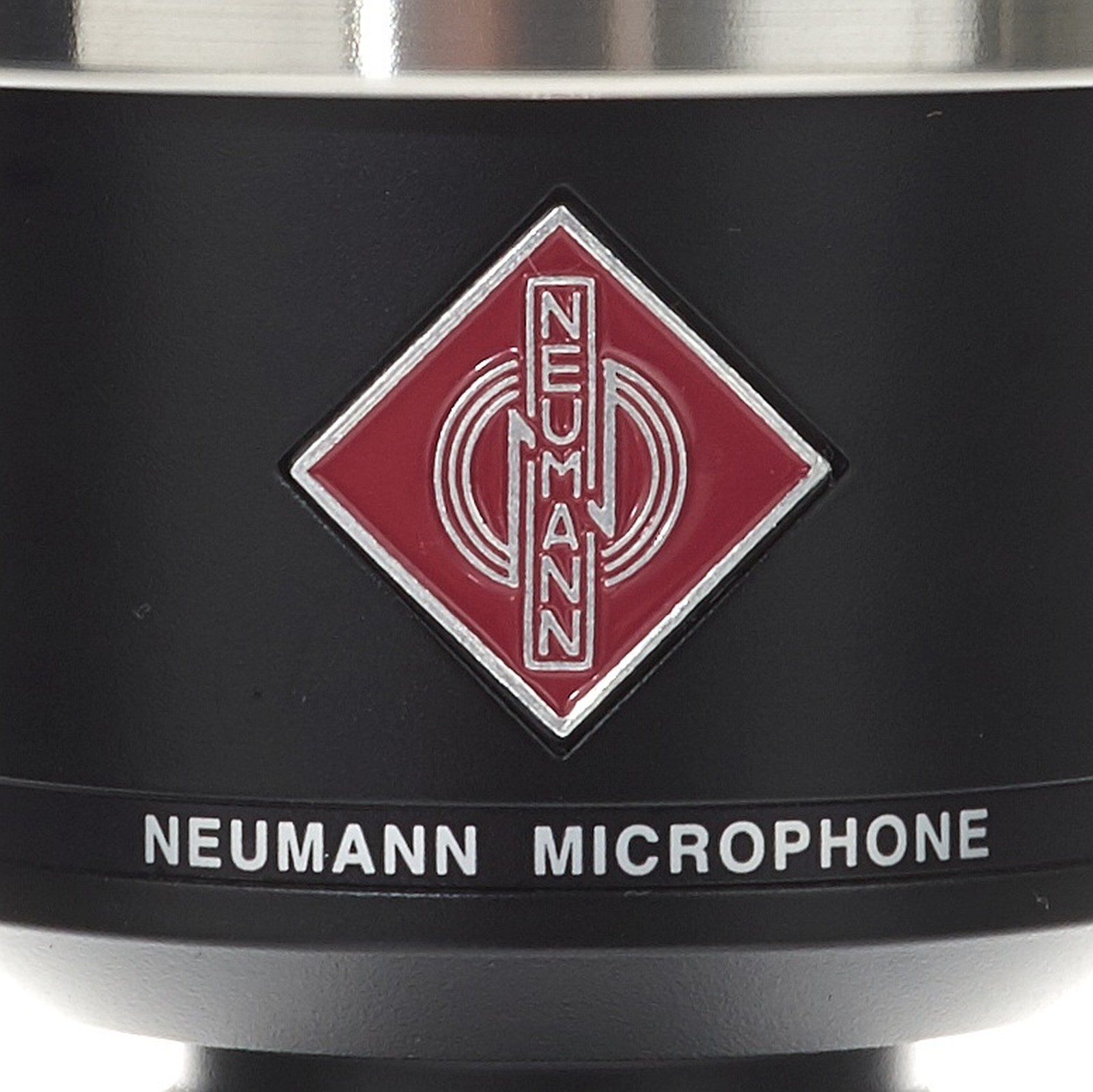 Neumann Logo am TLM 102 BK Großmembran-Kondensatormikrofon