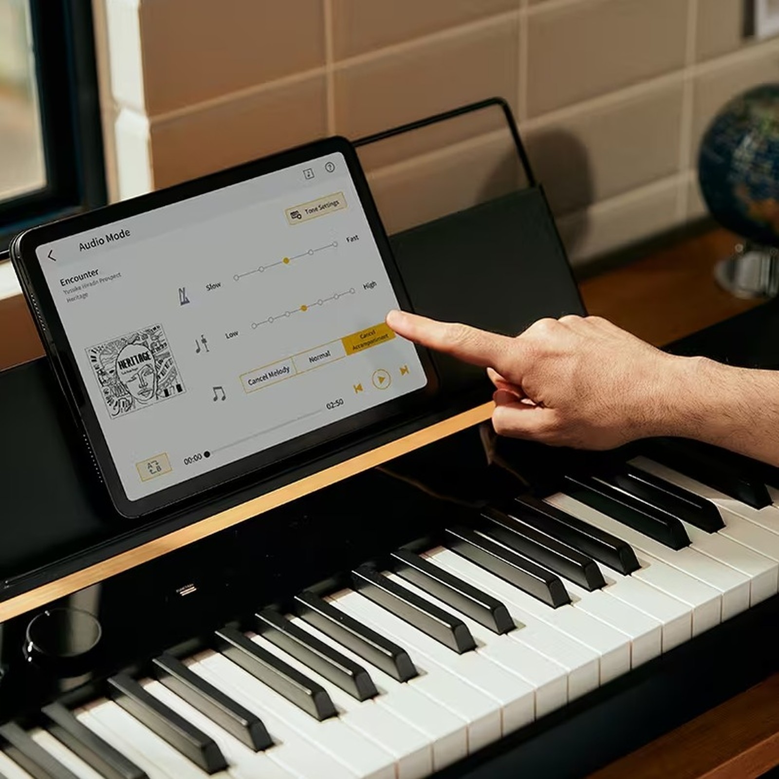 Tablet auf dem Digitalpiano Notenhalter