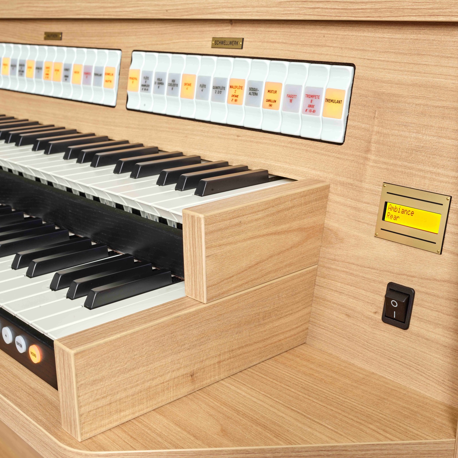 Bedientasten und Display der Johannus Studio 260 Light Riverside Hausorgel