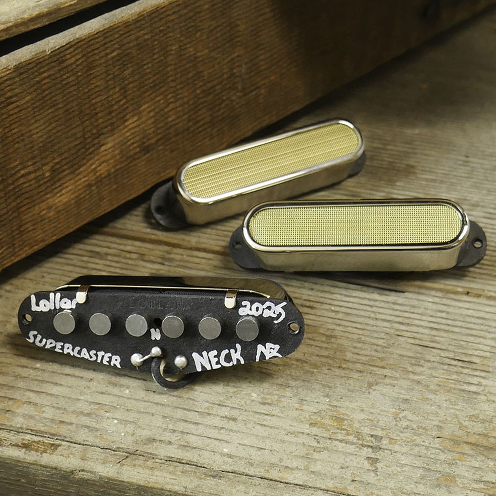 Singlecoil pickups Lollar Super-Caster Set C auf einem Holztisch