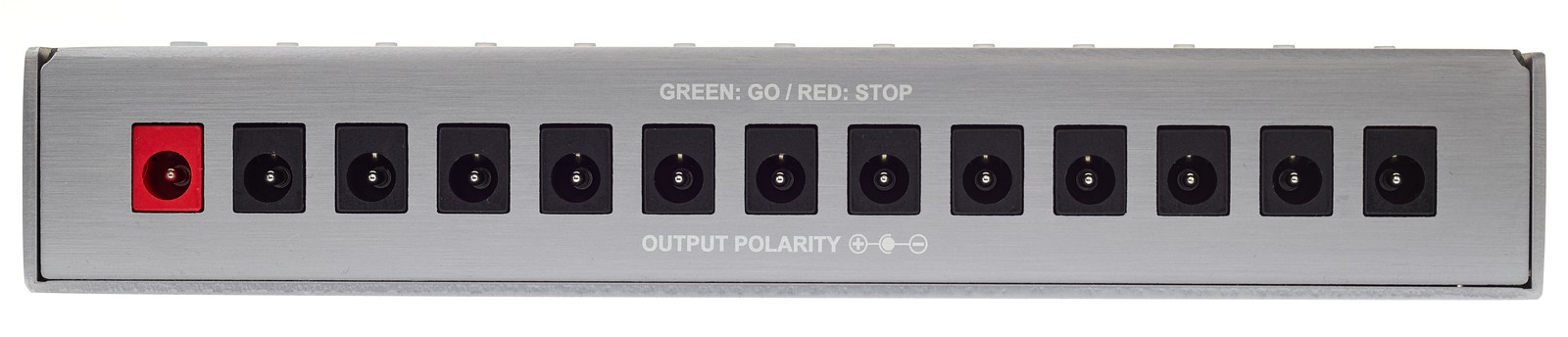 Seitenansicht des Harley Benton PowerPlant ISO-12 Pro mit Blick auf die Stromanschlüsse