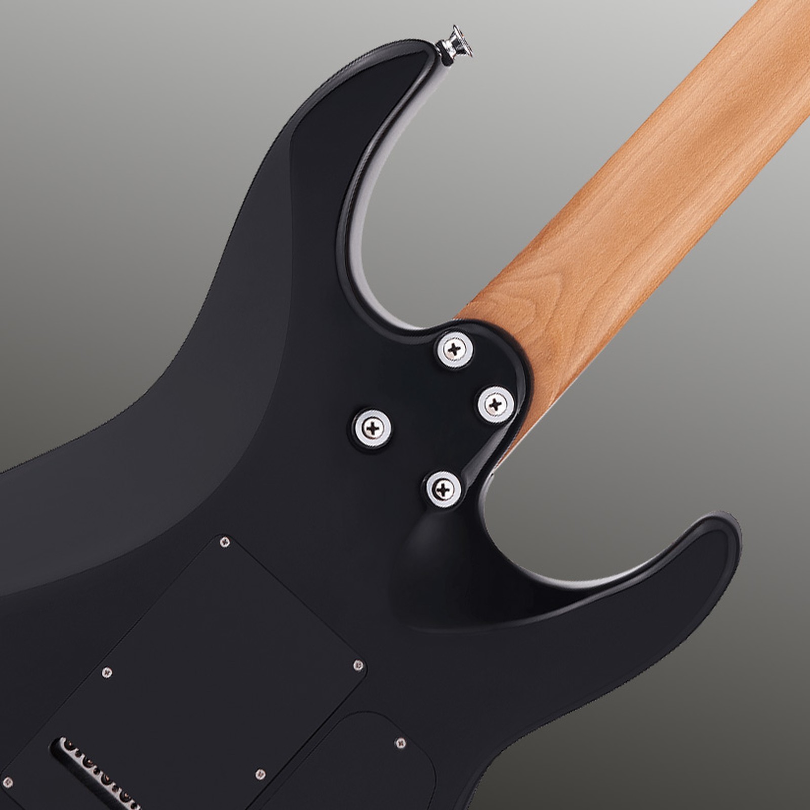 Abgerundeter Halsfuß am geschraubten Hals der Charvel Pro-Mod DK24 HH 2PT CM LH BLK