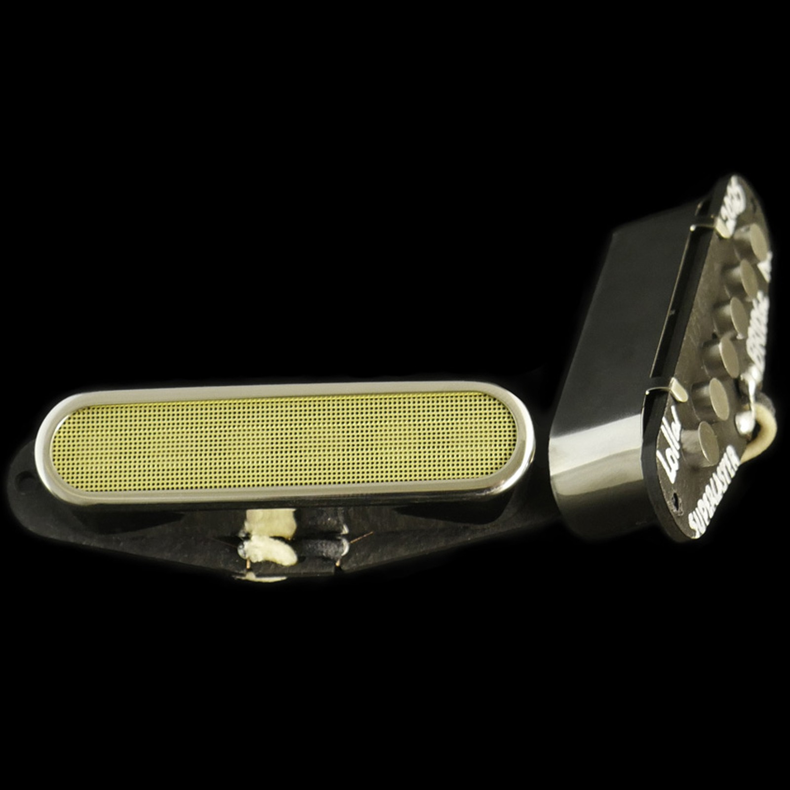 Zwei Lollar Super-Caster Tonabnehmer auf schwarzem Hintergrund