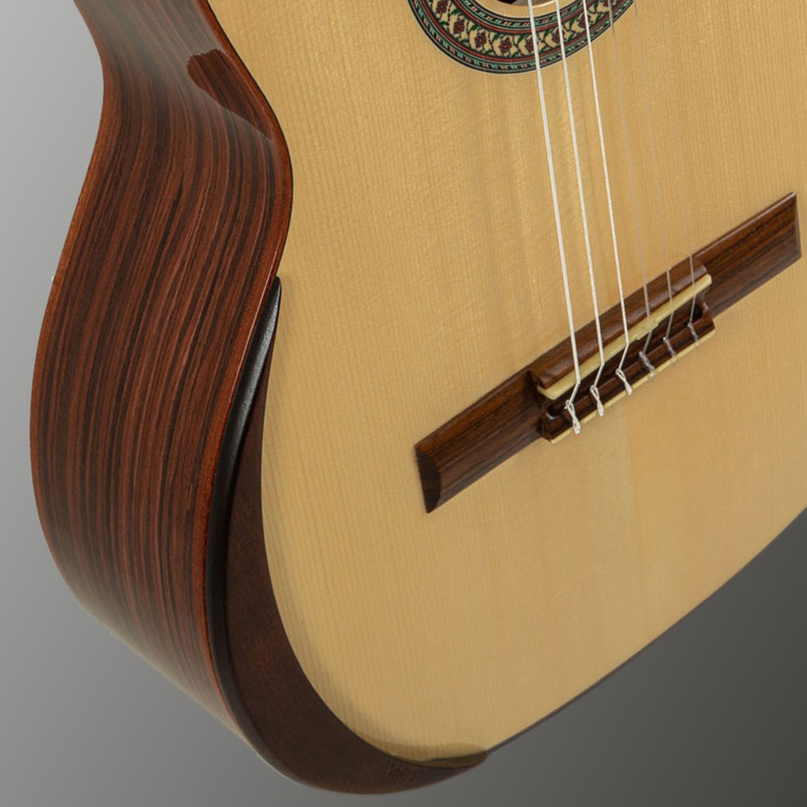 Abgerundete Armauflage an der Decke der Manuel Rodriguez 60-S Spruce