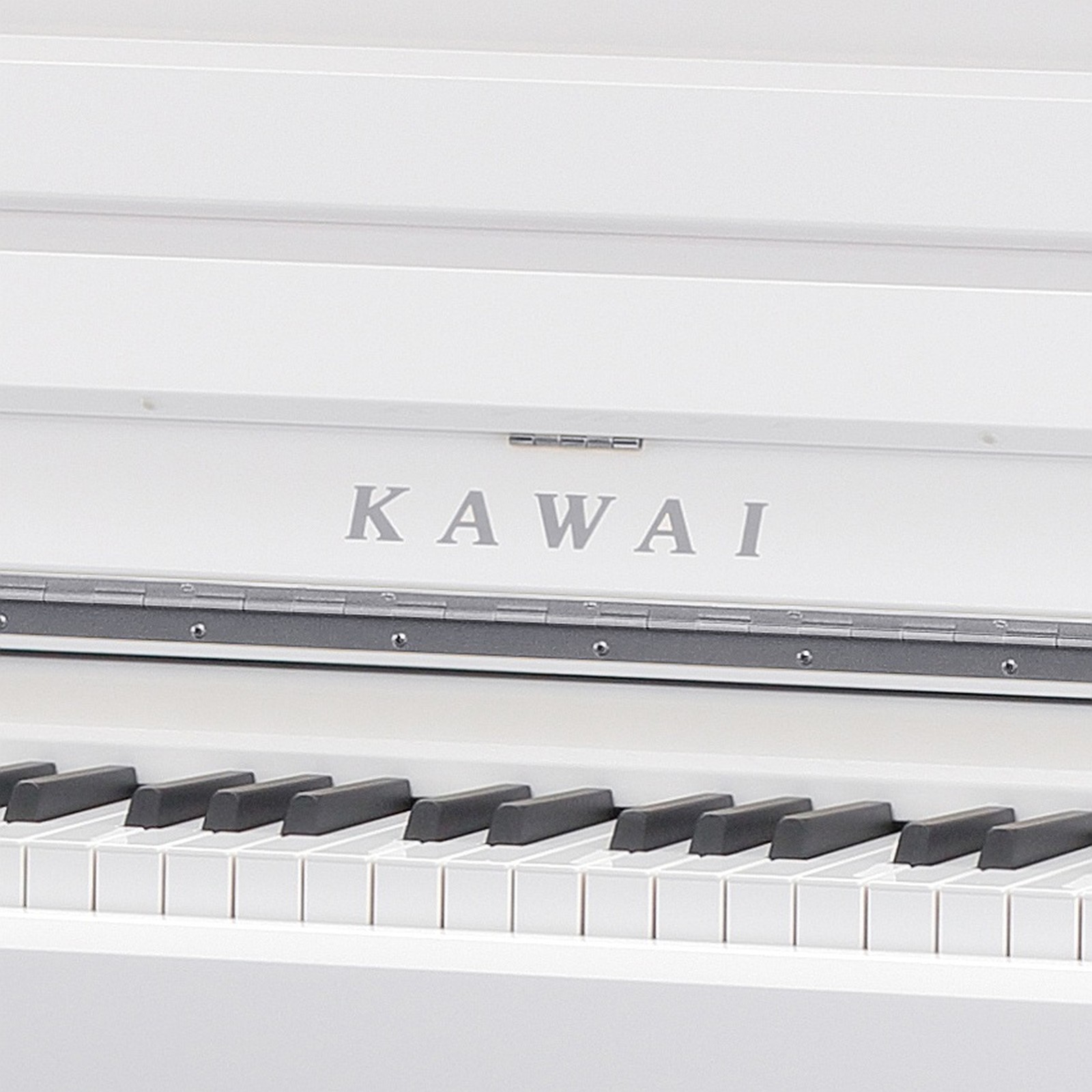 Kawai Logo am K-200 WH/P-SL Piano in Weiß