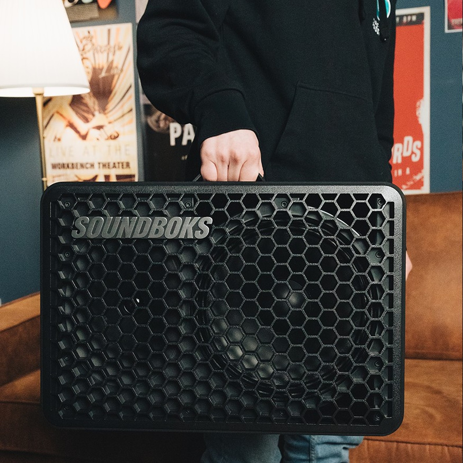 Person trägt Soundboks Go Akkulautsprecher