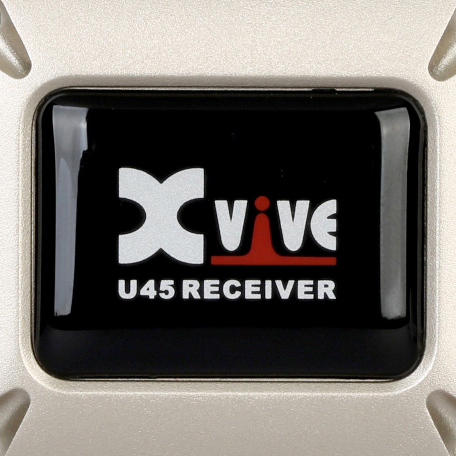 Herstellerlogo auf dem XVive U45 In-Ear Monitor Receiver