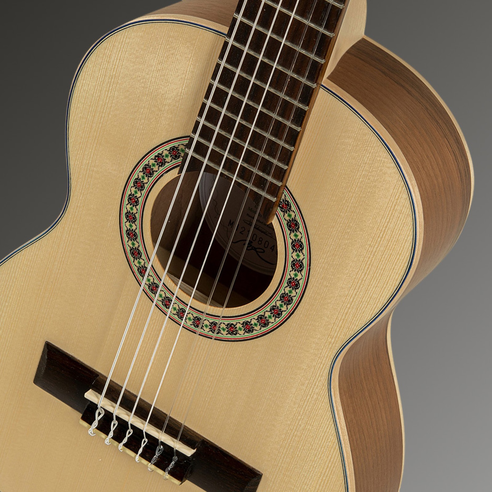 Massive Fichtendecke der Kinder-Konzertgitarre Manuel Rodriguez E-44