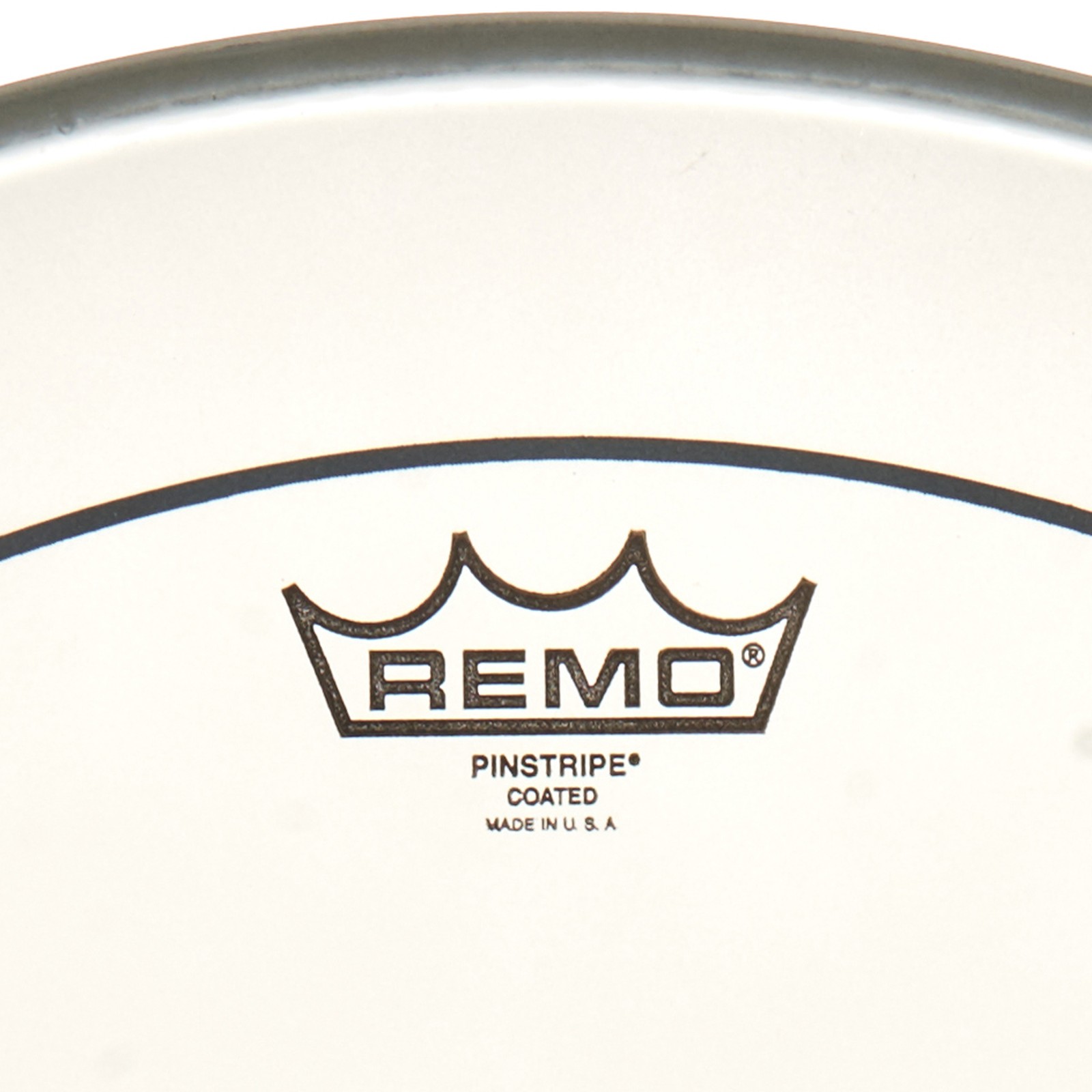 Herstellerlogo auf dem Remo 20" Pinstripe Bass Drum Fell Coated