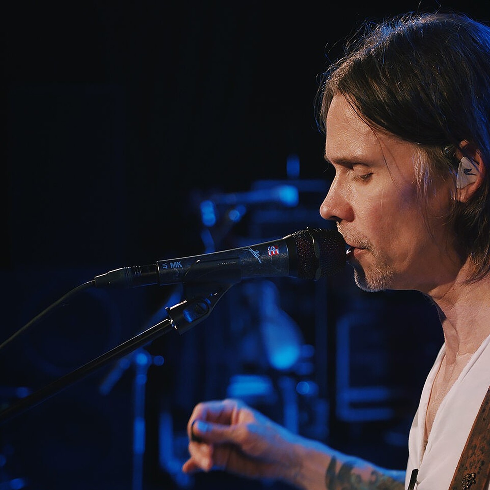 Myles Kennedy singt in ein SE Electronics V7 MK
