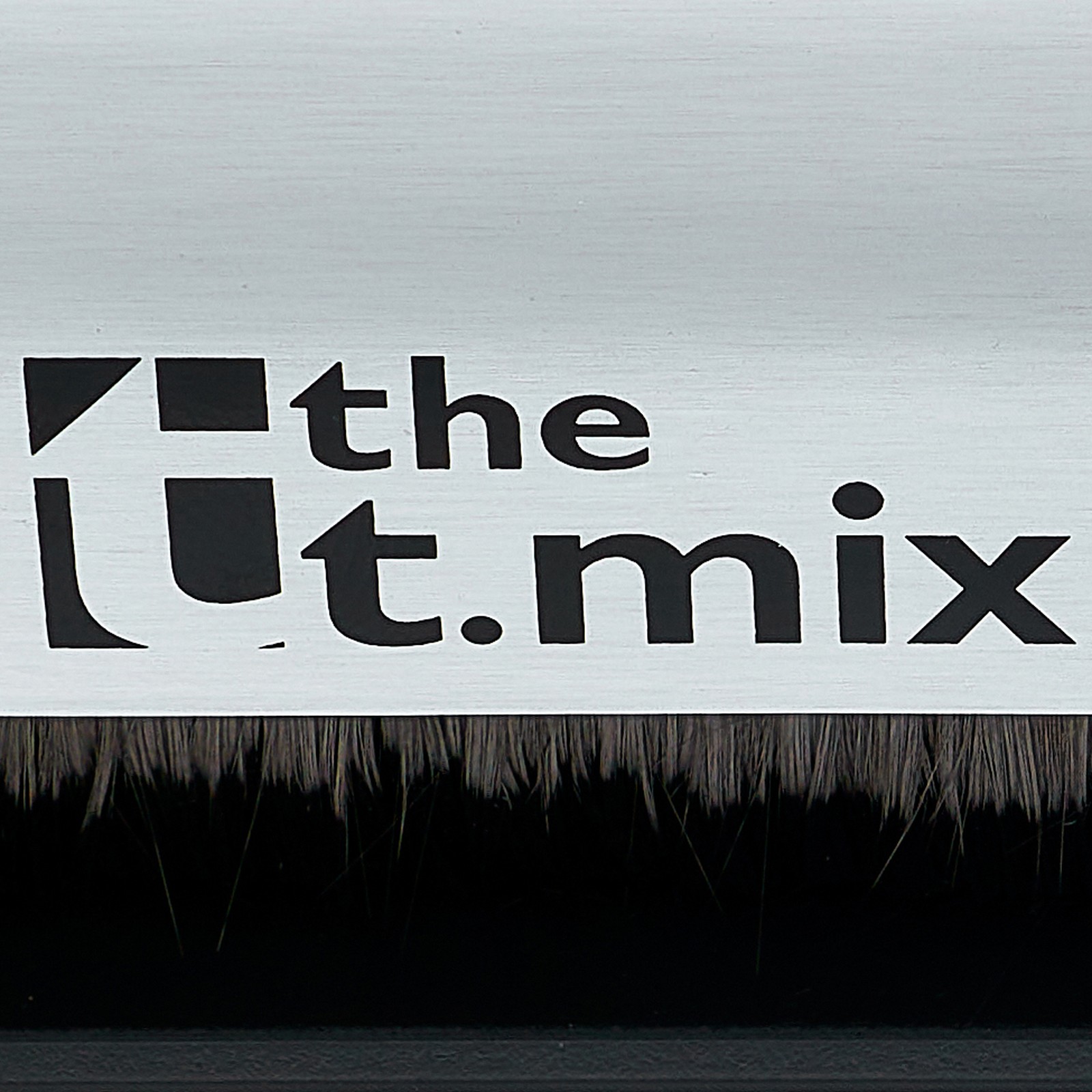 the t.mix Herstellerlogo auf Plattenreinigungsbürste
