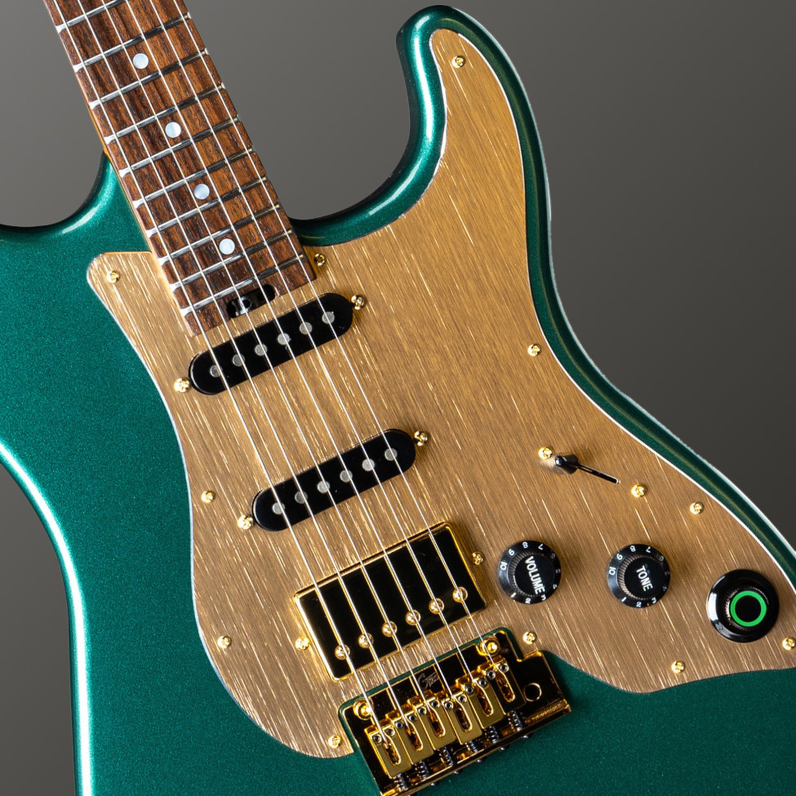 Guitarras Mooer GTRS Standard 900 W RG con dos single coils y una humbucker