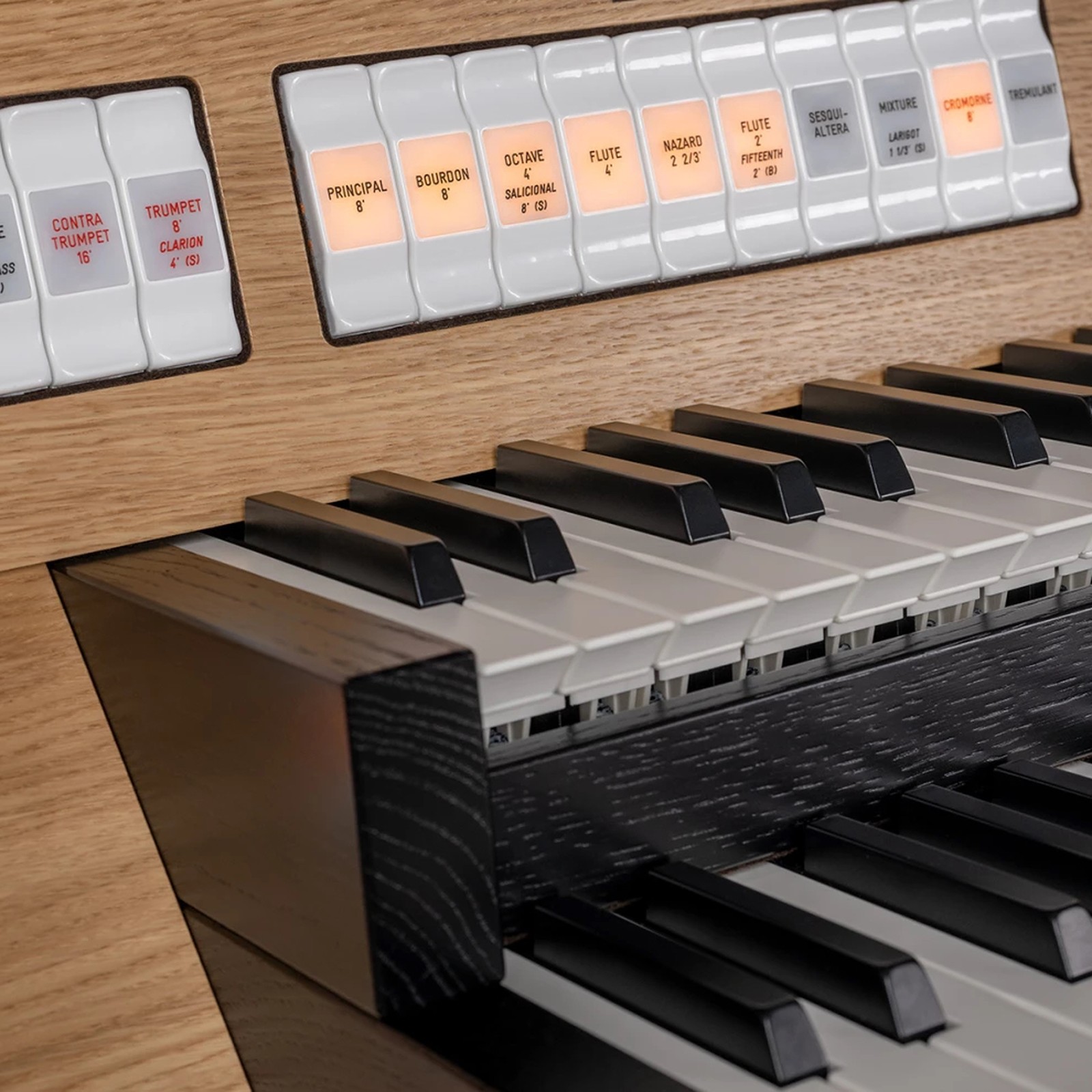 Bedienelemente der Johannus Studio 360, Fine Oak Concave Light Riverside Hausorgel