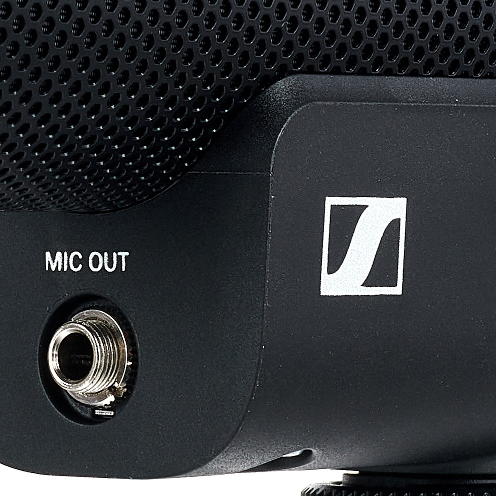 Audiobuchse und Logo am Sennheiser MKE 400 MKII