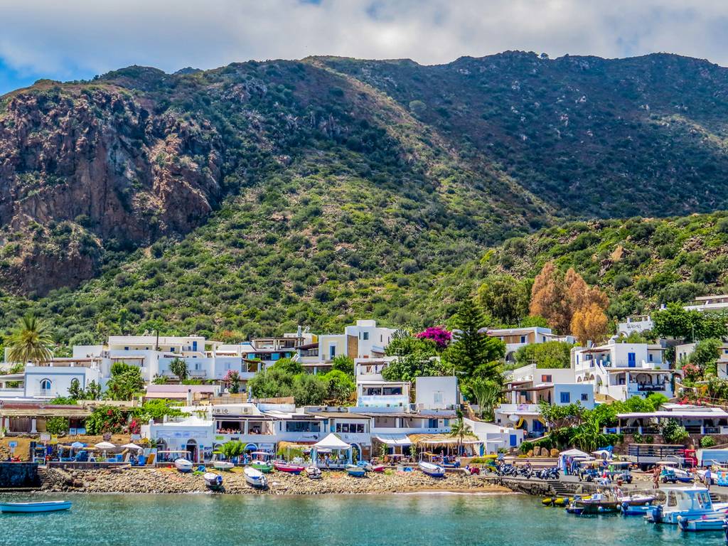 Vista su un villaggio di case bianche a Panarea