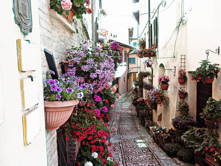 vicolo fiorito a Spello in Umbria, weekend nei borghi italiani in B&B