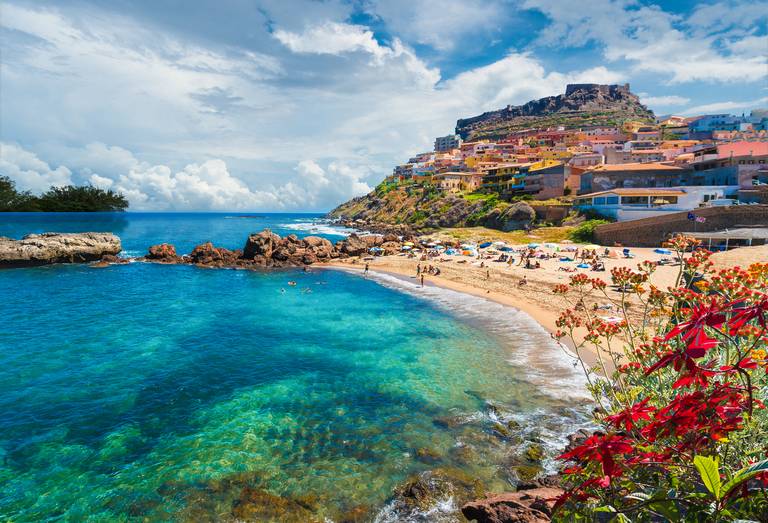 Rustige baai van Castelsardo op Sardinië
