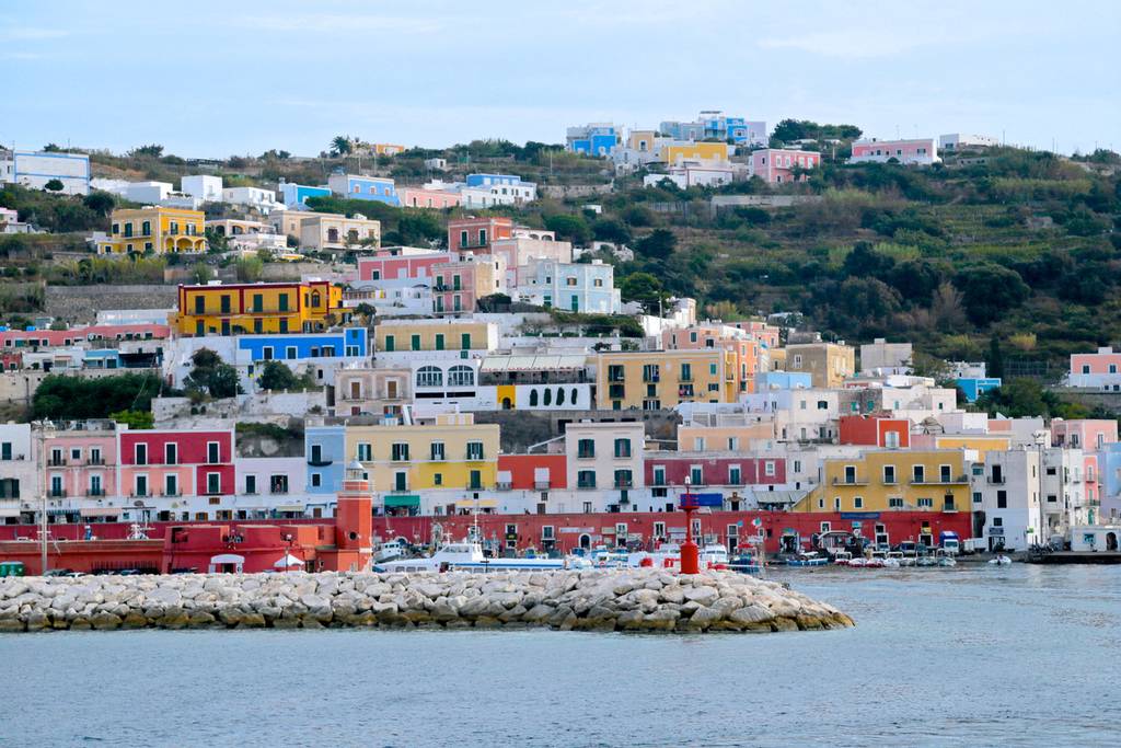 vista su Ponza dal mare