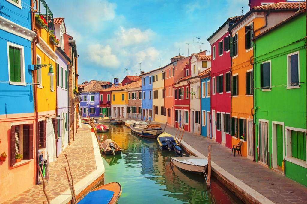 Isla de Burano con sus casas de colores cerca de Venecia