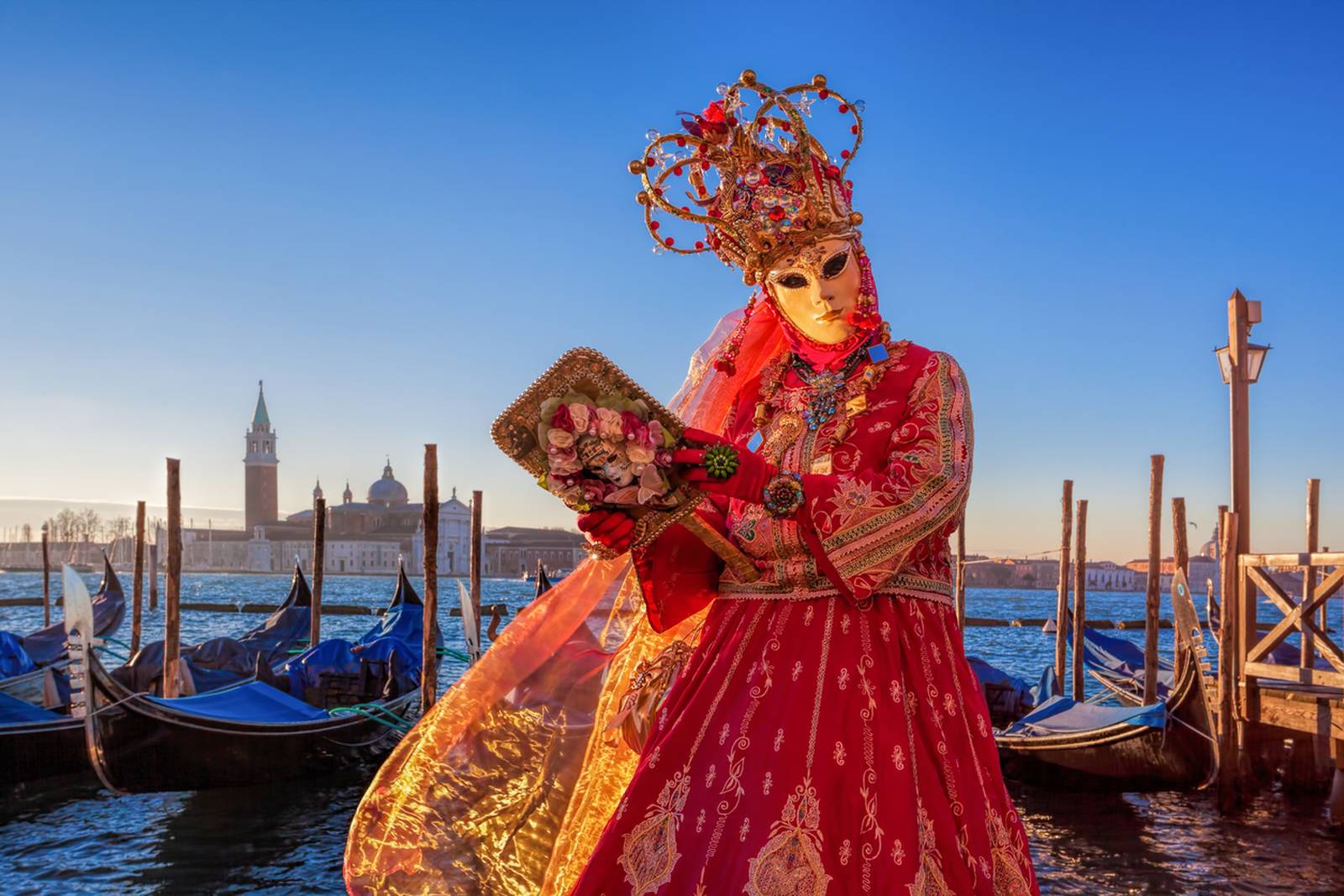dove prenotare per assistere al carnevale di venezia, maschera con gondole