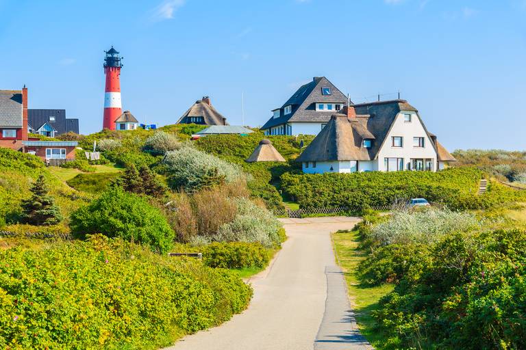 Blick auf Leuchtturm und typische Häuser auf Sylt