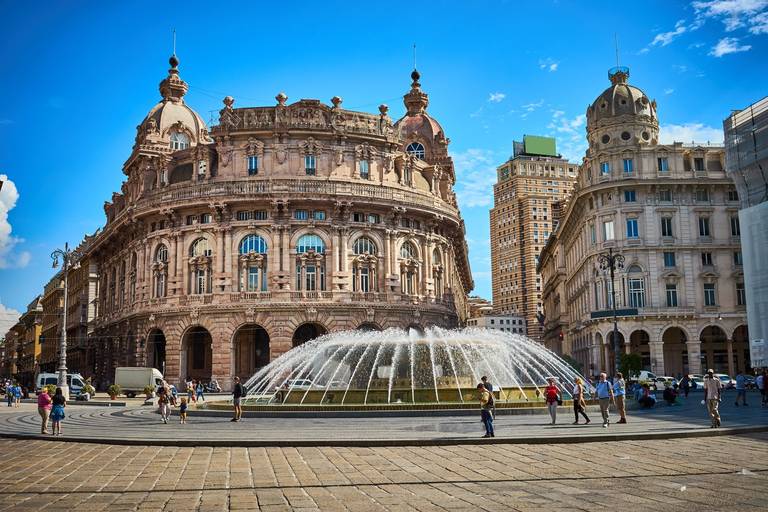 Die Piazza De Ferrari in Genua, Italien, mit einem großen zentralen Springbrunnen und historischen Gebäuden unter klarem blauen Himmel