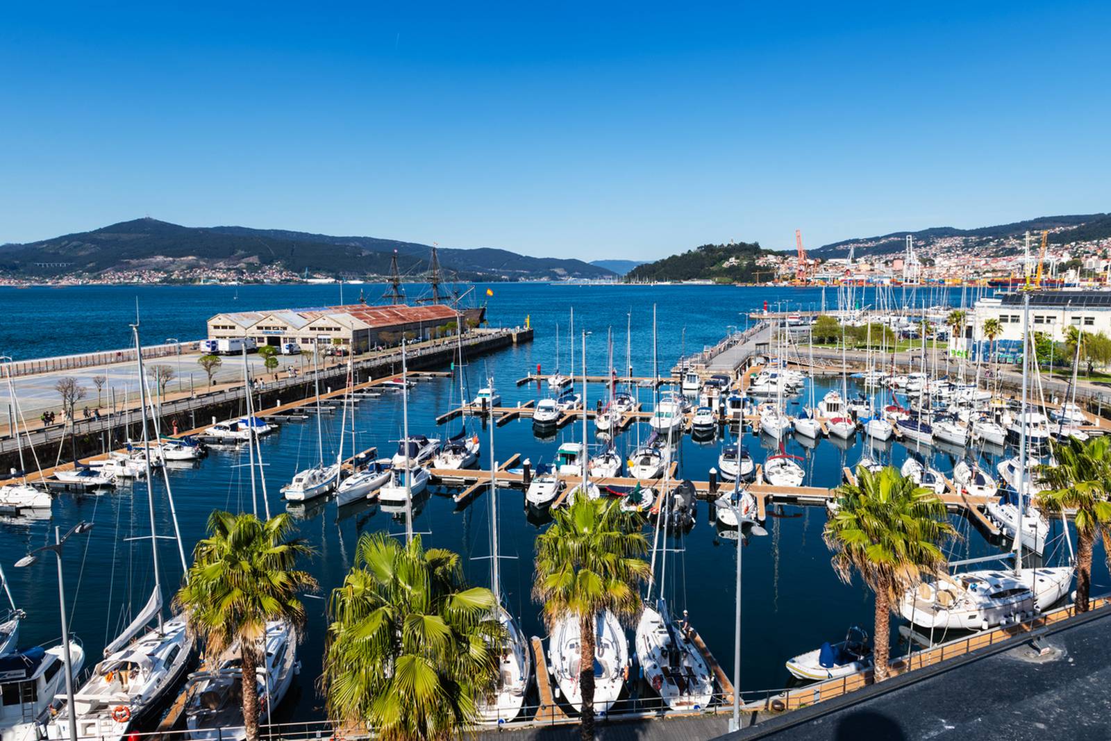 Puerto de Vigo un día de Sol