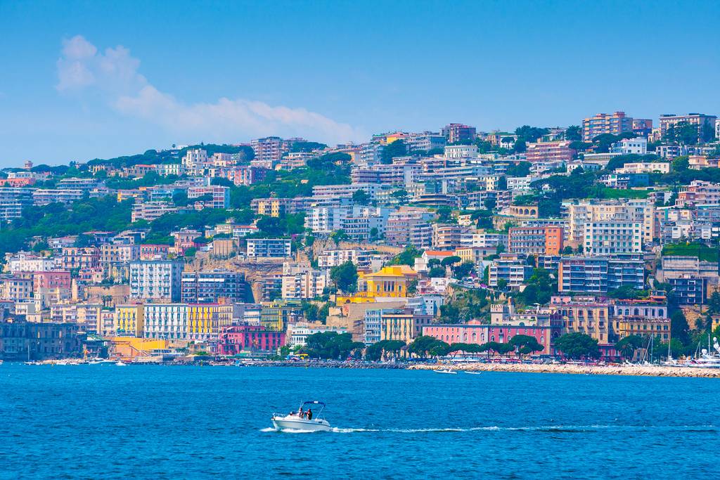 vista sul quartiere di mergellina a napoli dal mare