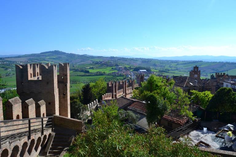 passeggiate sui camminamenti di ronda nel borgo di Gradara