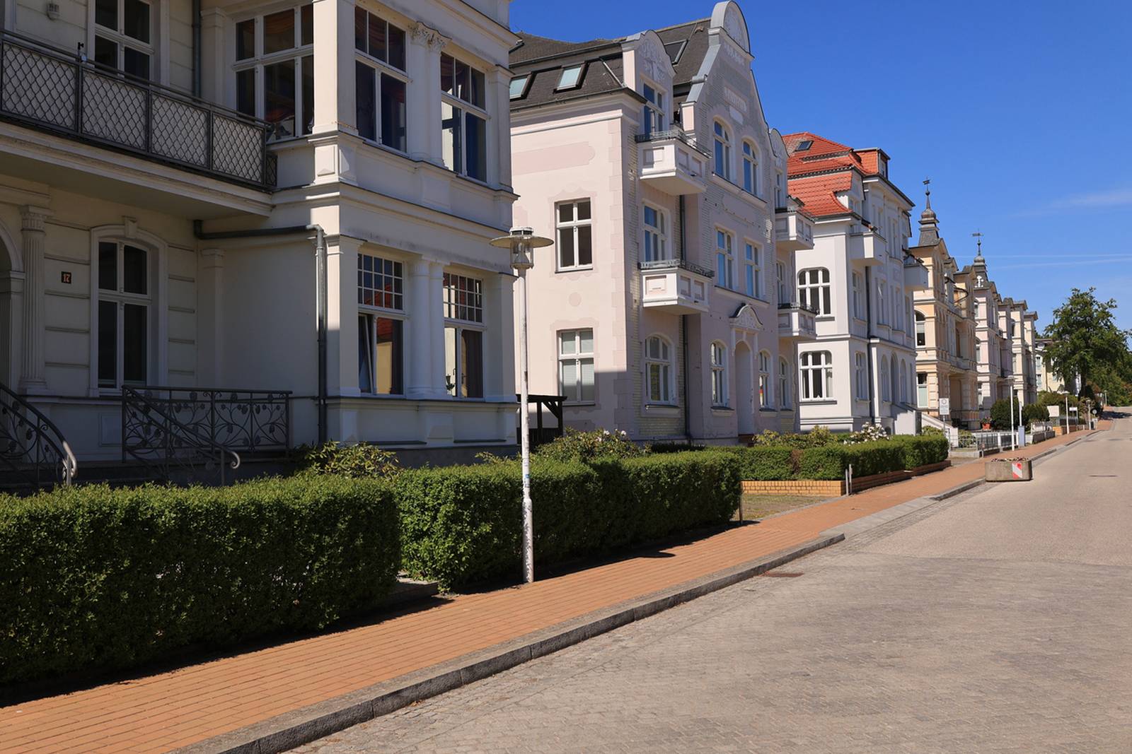 Straße mit Bäderarchitektur in Bansin