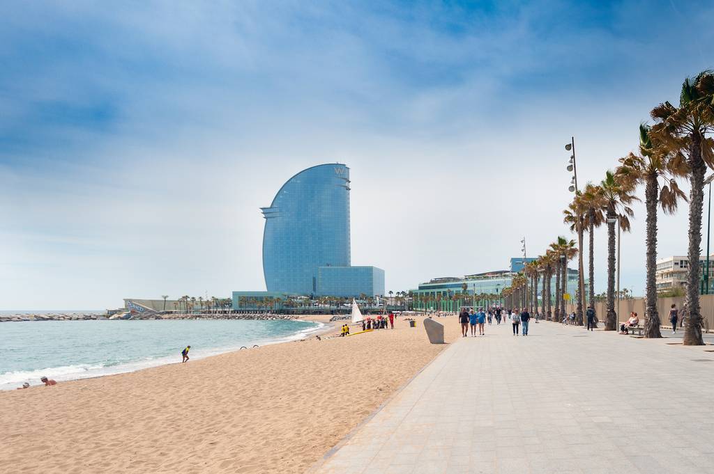 Hotel W y la playa de la Barceloneta en Barcelona