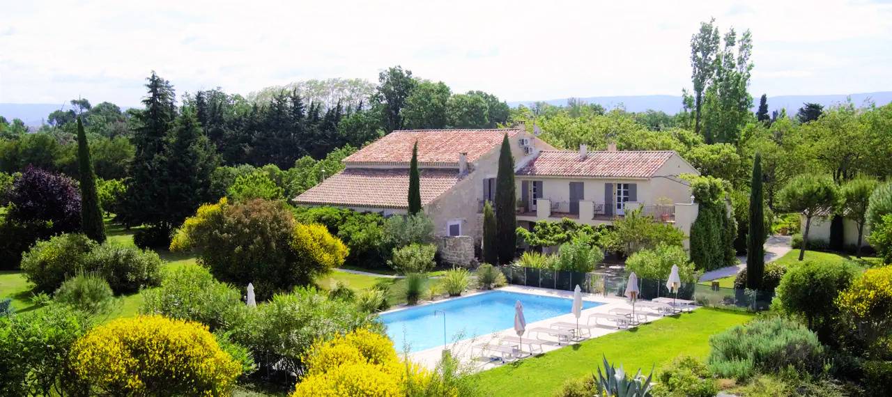 Le mas Les Fleurs d'Hilaire– chambre d'hôtes in Francia con piscina e giardino provenzale