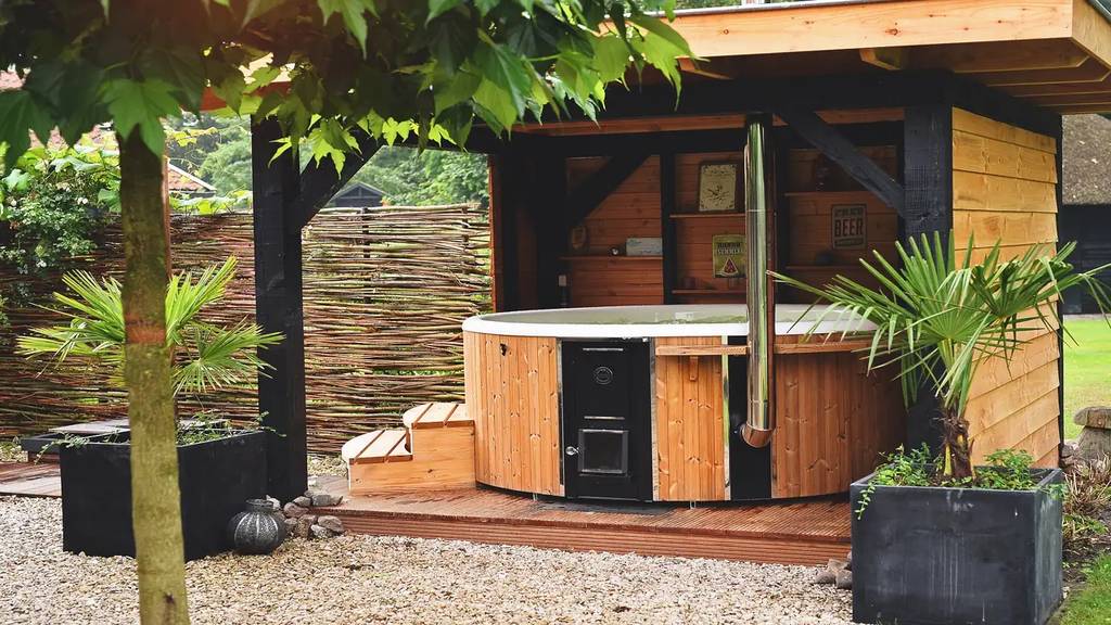 Moderne whirlpool in een landelijke tuin