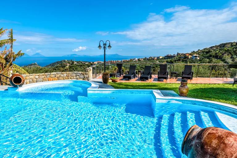 zwembad met uitzicht bij een accommodatie op sicilië