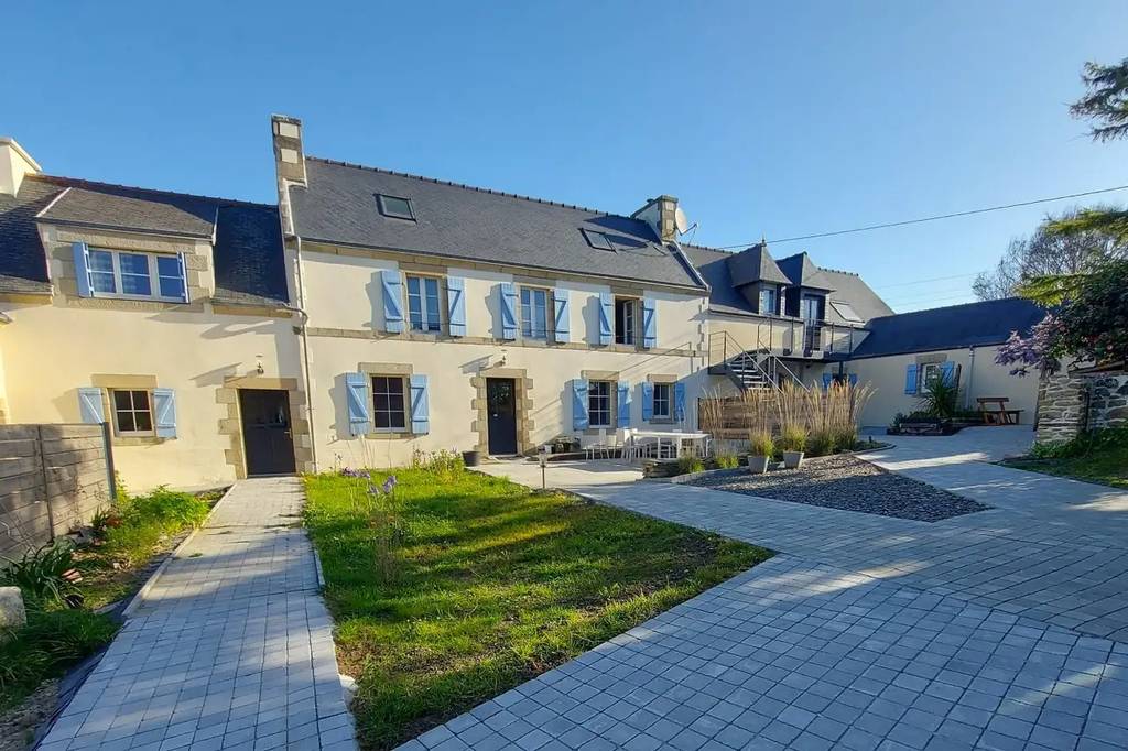 Chambre d'hôtes in Bretagna con persiane azzurre e cortile soleggiato